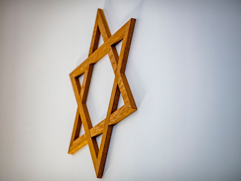 Ein Davidstern im Gebetsraum der Neuen Synagoge in Gelsenkirchen. Die Zahl der Taten, bei denen ein antisemitisches Motiv vermutet wird, ist deutlich gestiegen. - Foto: David Inderlied/dpa