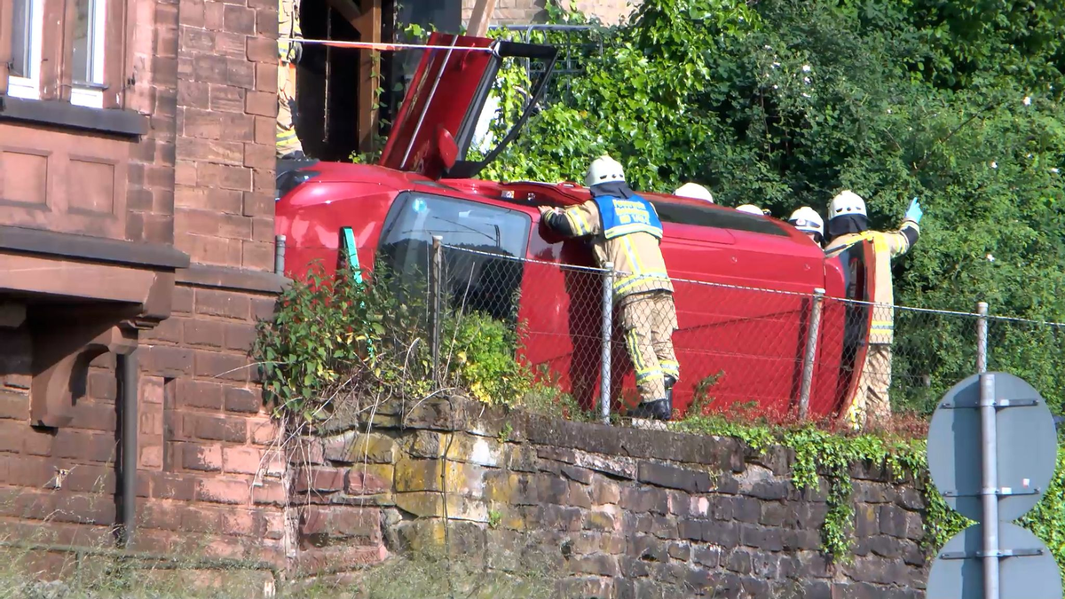 Einsatzkräfte arbeiten am verunglückten Auto der Frau. - Foto: Rene Priebe/dpa