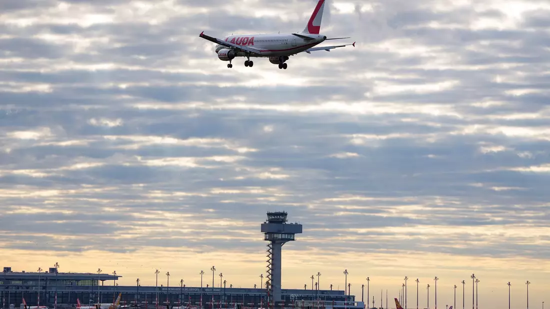 Ein Flugzeug im Landeanflug auf den Flughafen Berlin Brandenburg. - Bild: Soeren Stache/dpa