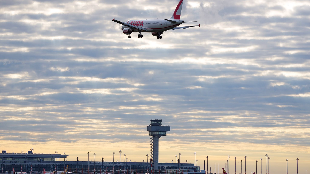 Ein Flugzeug im Landeanflug auf den Flughafen Berlin Brandenburg. - Foto: Soeren Stache/dpa