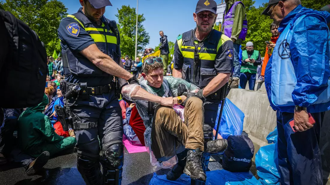 Die Polizei trägt Aktivisten von Extinction Rebellion weg, die die  A12 in Den Haag blockieren. - Bild: Phil Nijhuis/ANP/dpa