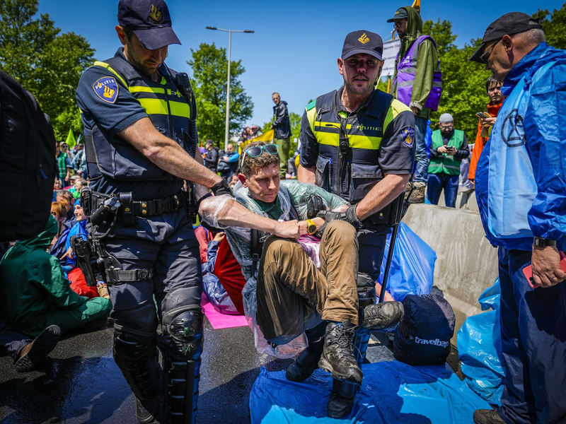 Die Polizei trägt Aktivisten von Extinction Rebellion weg, die die A12 in Den Haag blockieren. - Foto: Phil Nijhuis/ANP/dpa