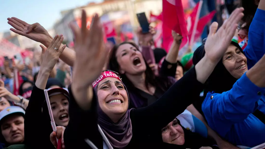 Anhänger des türkischen Präsidenten Recep Tayyip Erdogan auf einer Wahlkampfveranstaltung. - Bild: Francisco Seco/AP
