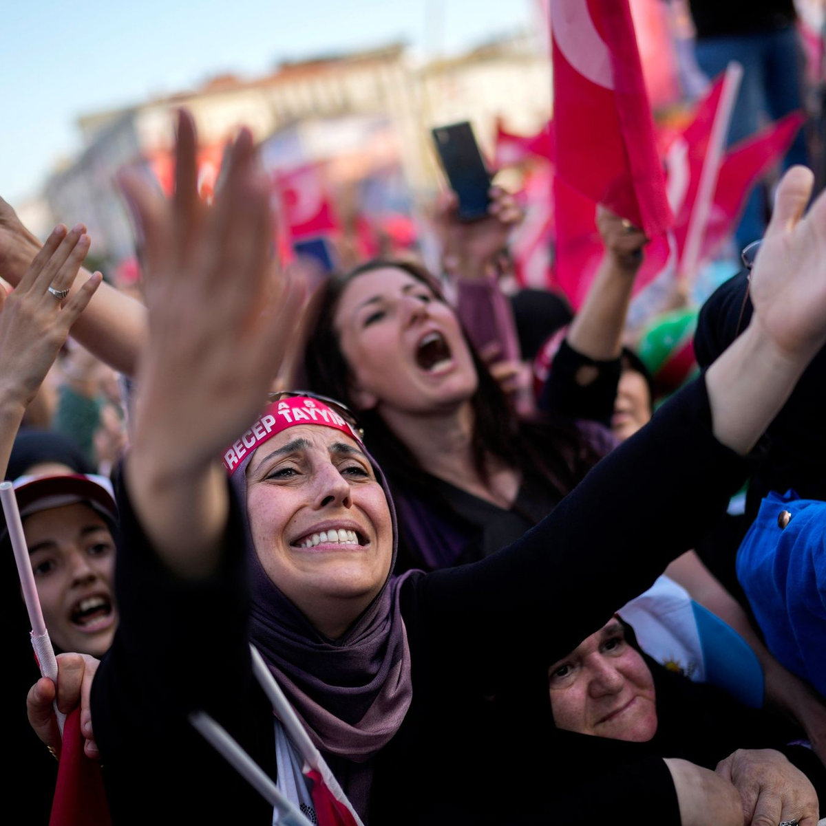 Anhänger des türkischen Präsidenten Recep Tayyip Erdogan auf einer Wahlkampfveranstaltung. - Foto: Francisco Seco/AP
