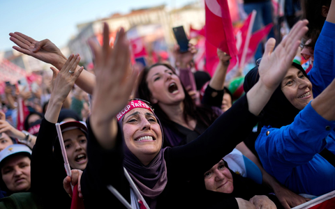 Anhänger des türkischen Präsidenten Recep Tayyip Erdogan auf einer Wahlkampfveranstaltung. - Foto: Francisco Seco/AP