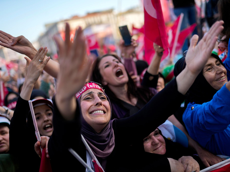 Anhänger des türkischen Präsidenten Recep Tayyip Erdogan auf einer Wahlkampfveranstaltung. - Foto: Francisco Seco/AP