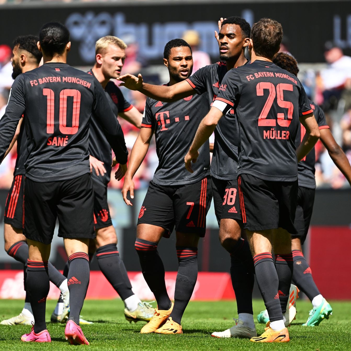 Der FC Bayer München wurde in Köln am letzten Spieltag doch noch deutscher Fußball-Meister. - Foto: Federico Gambarini/dpa