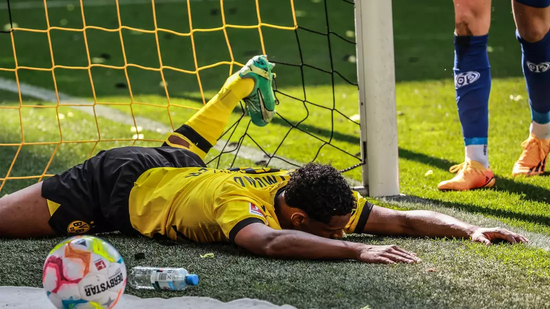 Ein Bild mit Symbolcharakter: Sébastien Haller und der BVB liegen nach der verspielten Meisterschaft am Boden. - Bild: Christian Charisius/dpa