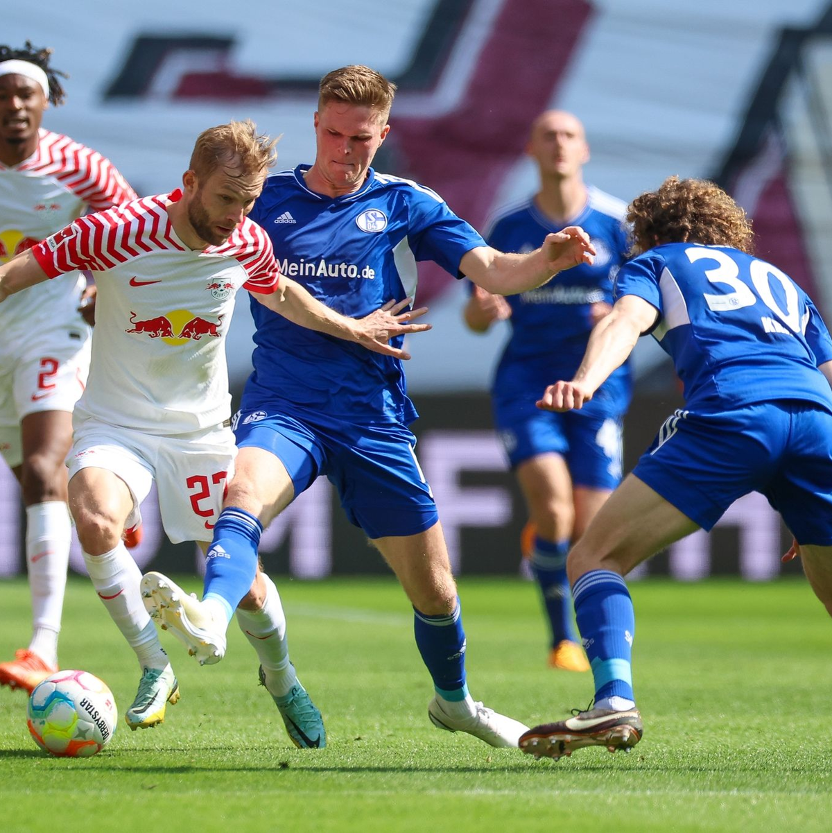 Die Schalker müssen den Gang in die 2. Liga antreten. - Foto: Jan Woitas/dpa