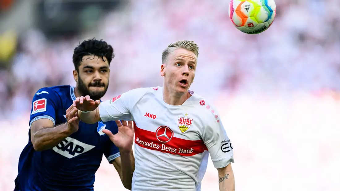 Chris Führich (r) muss nach einem 1:1-Remis gegen die TSG Hoffenheim mit dem VfB Stuttgart in die Relegation. - Bild: Tom Weller/dpa