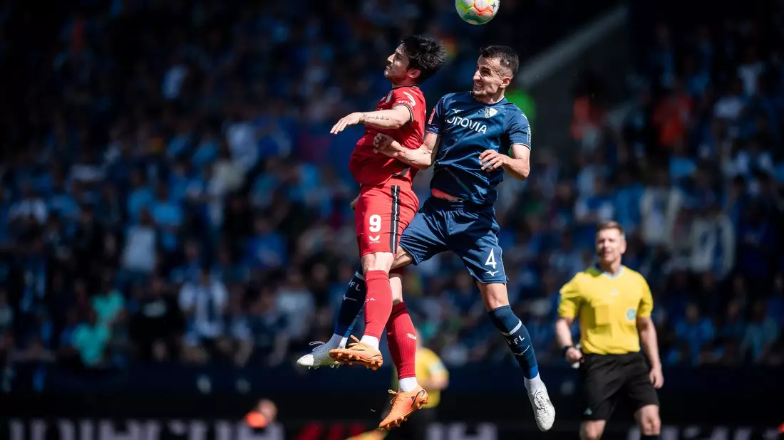 Dank eines 3:0-Sieges gegen Bayer Leverkusen spielt Erhan Mašovi? (r) mit dem VfL Bochumg auch in der kommenden Spielzeit erstklassig. - Bild: Fabian Strauch/dpa