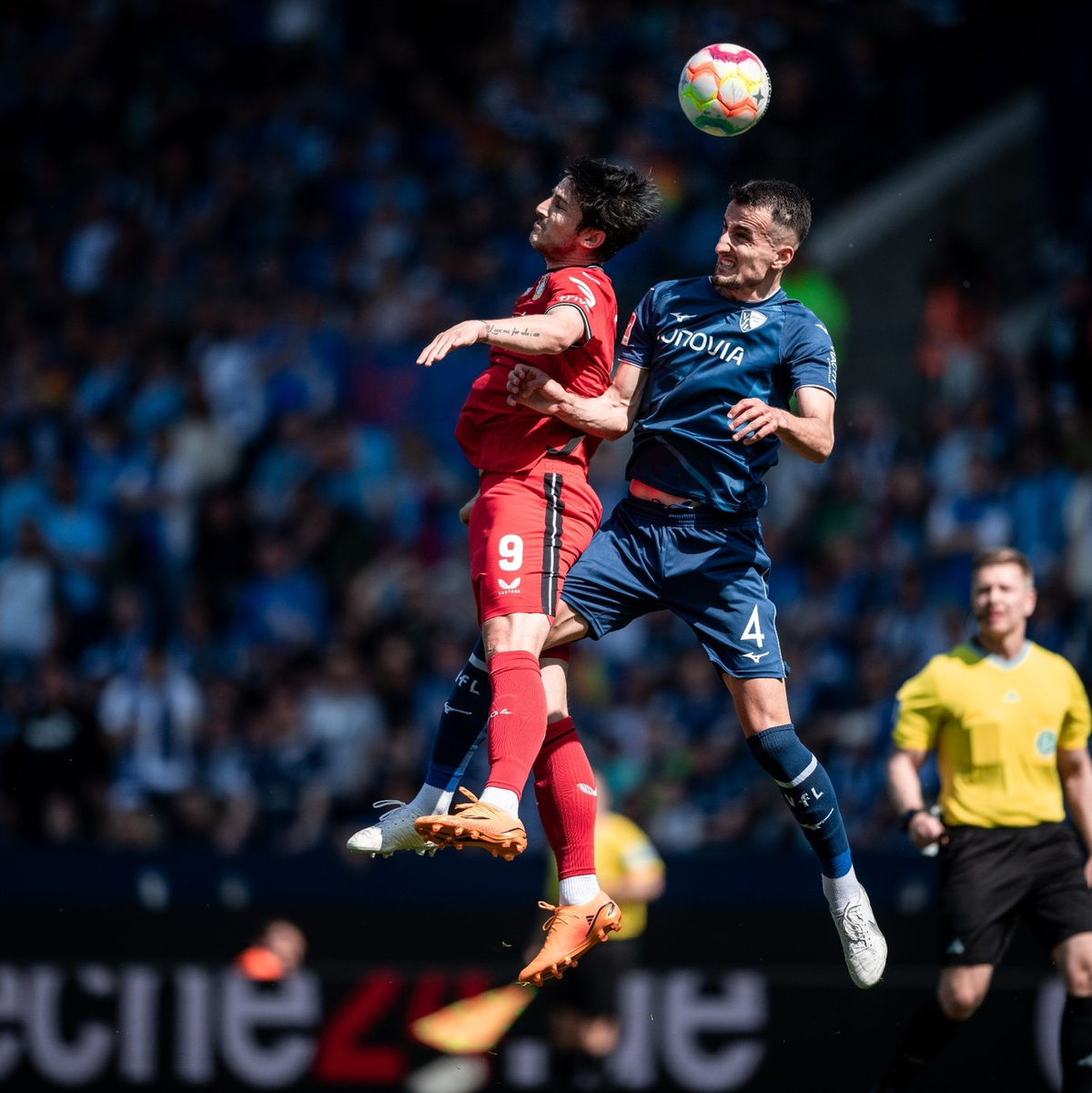 Dank eines 3:0-Sieges gegen Bayer Leverkusen spielt Erhan Mašovi? (r) mit dem VfL Bochumg auch in der kommenden Spielzeit erstklassig. - Foto: Fabian Strauch/dpa