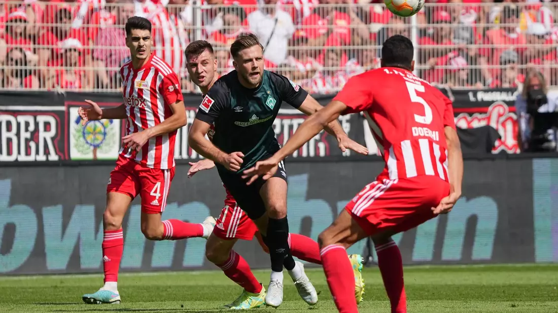 Werder Bremens Niclas Füllkrug (M) versucht sich gegen die Unioner Diogo Leite, Robin Knoche und Danilho Doekhi durchzusetzen. - Bild: Soeren Stache/dpa