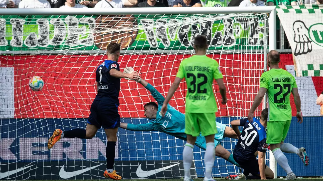Hertha-Nachwuchshoffnung Ibrahim Maza (2.v.r) erzielte den 1:1-Ausgleich in Wolfsburg. - Bild: Swen Pförtner/dpa