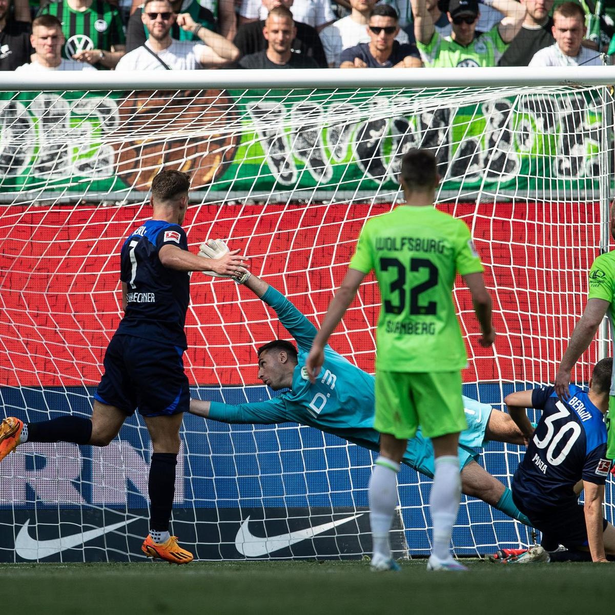 Hertha-Nachwuchshoffnung Ibrahim Maza (2.v.r) erzielte den 1:1-Ausgleich in Wolfsburg. - Foto: Swen Pförtner/dpa
