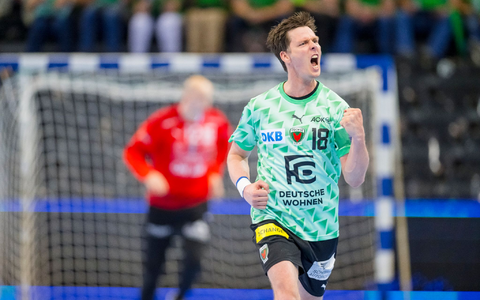 Der Berliner Hans Lindberg jubelt. - Foto: Sascha Klahn/dpa