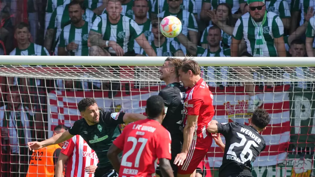 Kommende Saison in der Königsklasse: Unions Spieler jubeln nach Spielende. - Bild: Soeren Stache/dpa