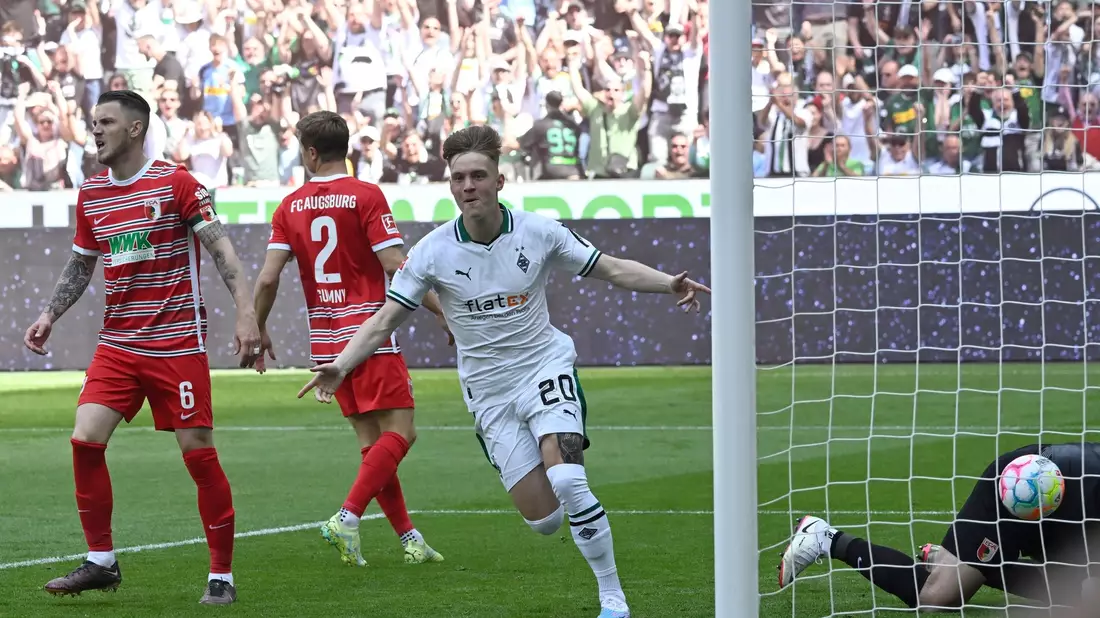 Lars Stindl (r) verabschiedet sich nach dem Spiel von den Fans. - Bild: Roberto Pfeil/dpa