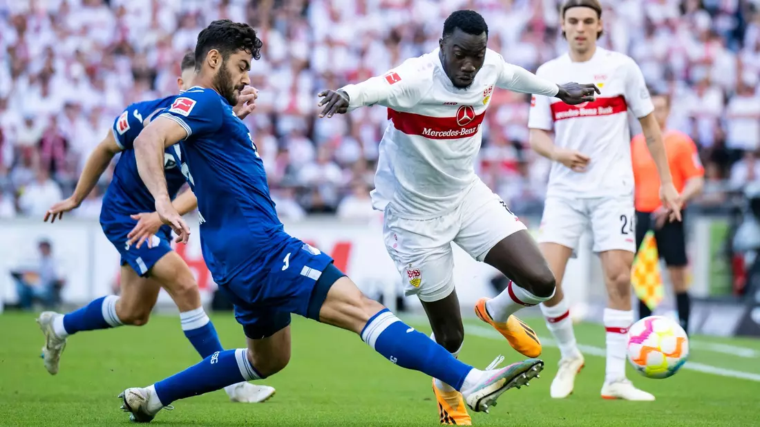 Nach einem 1:1-Remis gegen Hoffenheim  muss Silas Katompa Mvumpa (r) mit dem VfB Stuttgart den Gang in die Relegation antreten. - Bild: Tom Weller/dpa