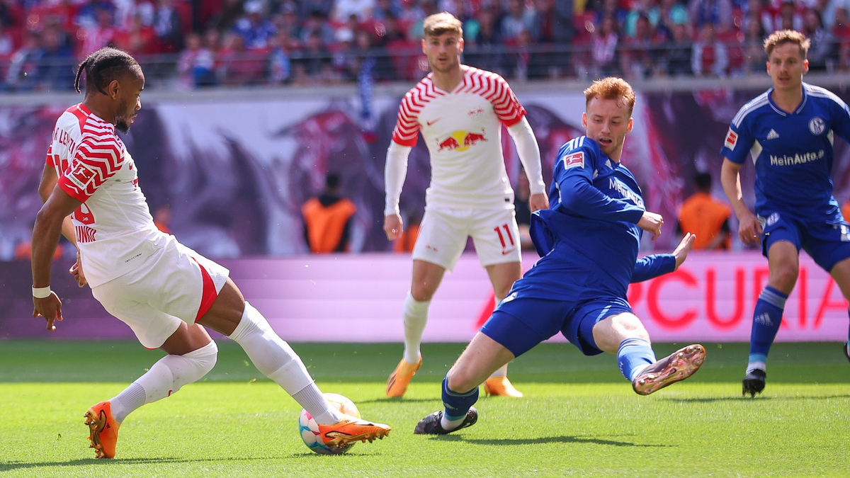Der FC Schalke 04 steigt nach der Niederlage in Leipzig ab. - Foto: Jan Woitas/dpa