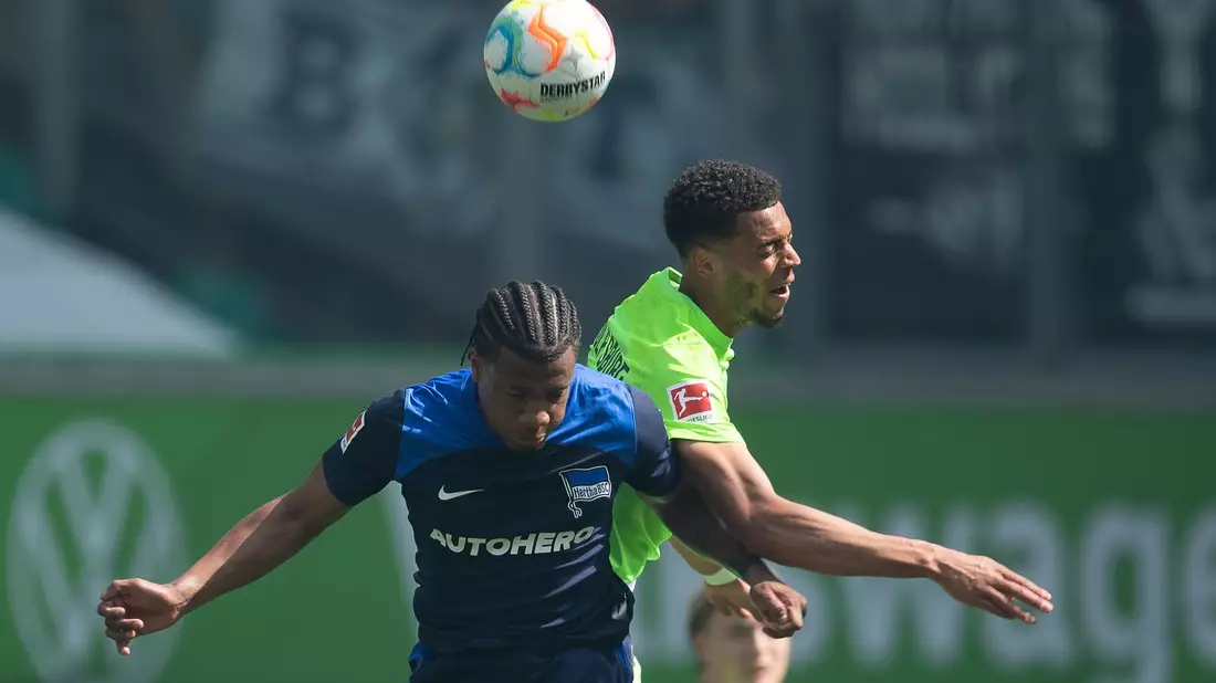 Herthas Jessic Ngankam (l) im Kopfballduell mit dem Wolfsburger Felix Nmecha. - Bild: Swen Pförtner/dpa