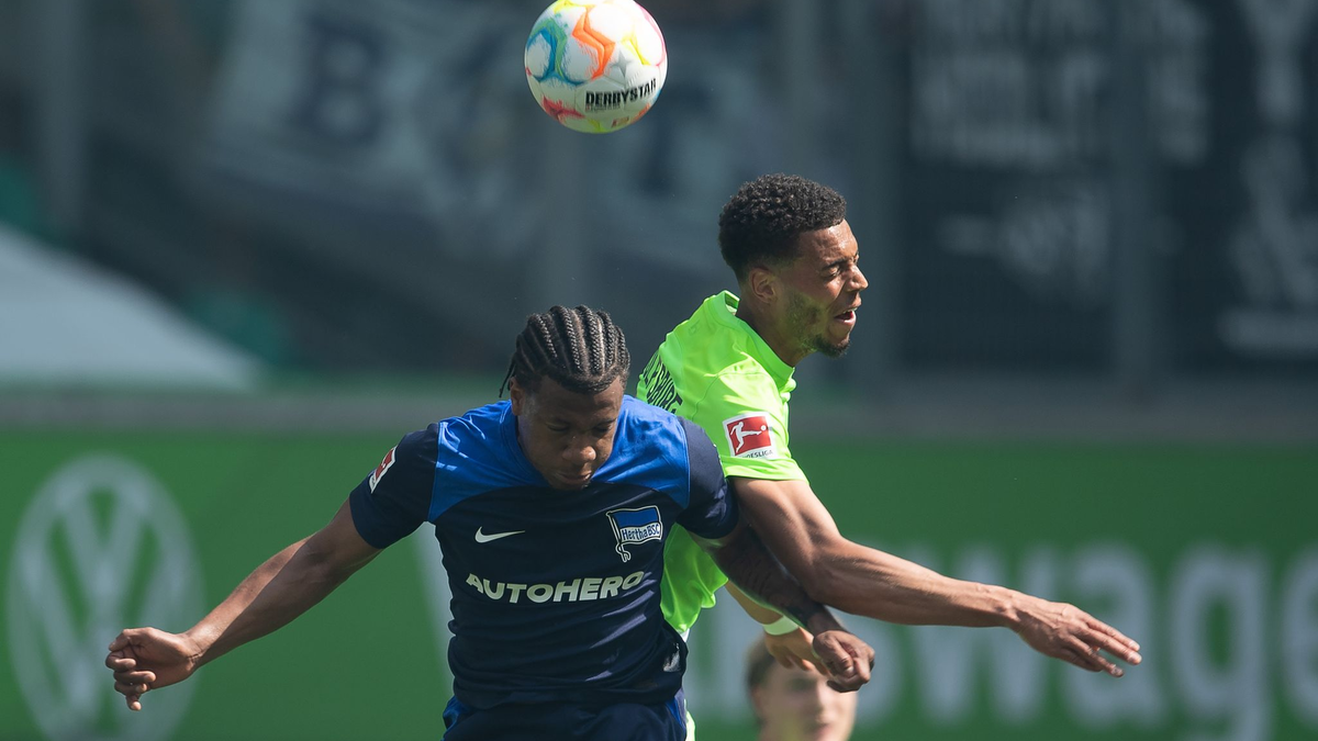 Herthas Jessic Ngankam (l) im Kopfballduell mit dem Wolfsburger Felix Nmecha. - Foto: Swen Pförtner/dpa