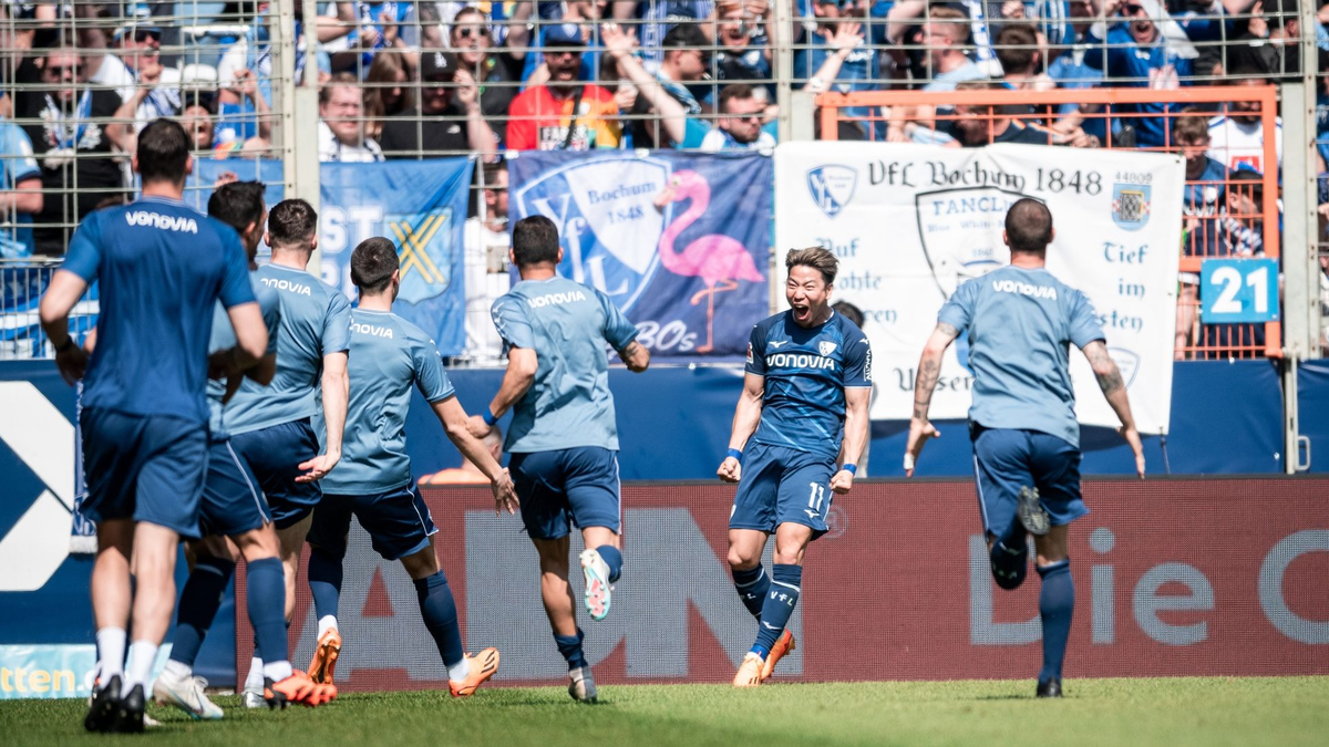 Dank eines 3:0-Sieges gegen Leverkusen auch in der kommenden Spielzeit erstklassig: Bochums Takuma Asano feiert sein Tor zum 2:0. - Foto: Fabian Strauch/dpa