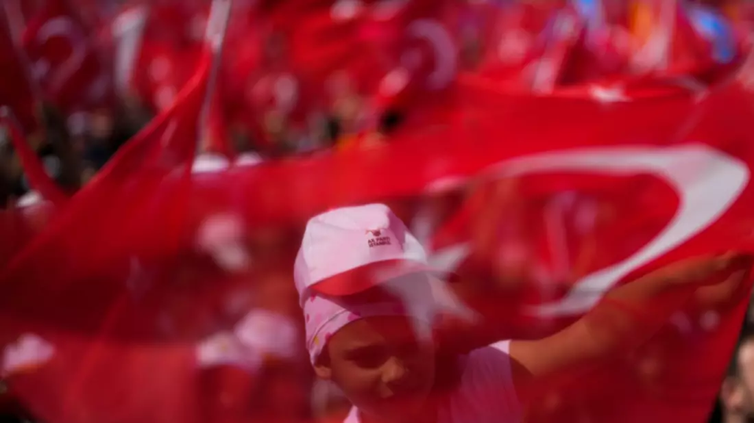 Die Anhänger des türkischen Präsidenten und Präsidentschaftskandidaten der Volksallianz Erdogan schwenken Nationalflaggen bei einer Wahlkampfveranstaltung. - Bild: Khalil Hamra/AP