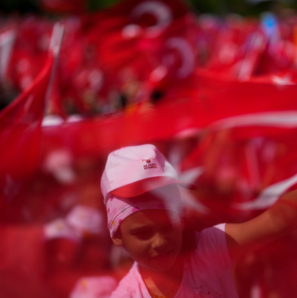 Die Anhänger des türkischen Präsidenten und Präsidentschaftskandidaten der Volksallianz Erdogan schwenken Nationalflaggen bei einer Wahlkampfveranstaltung. - Foto: Khalil Hamra/AP