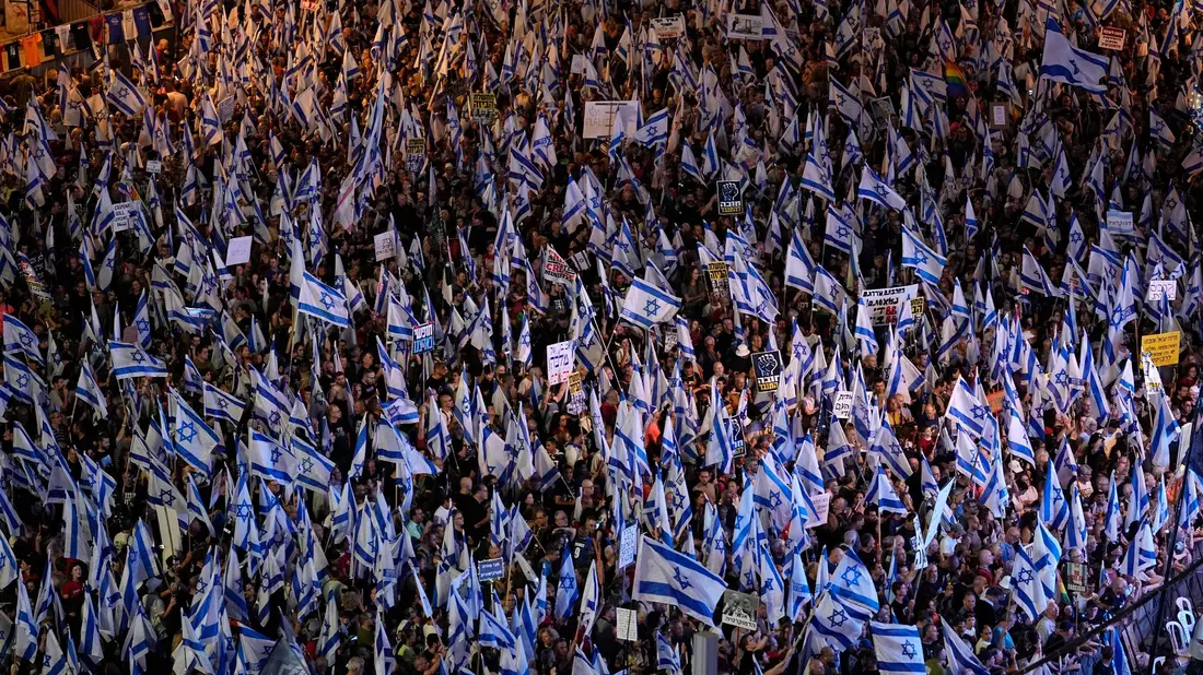 Demonstrierende protestieren in Tel Aviv gegen die geplante Justizreform. - Bild: Ohad Zwigenberg/AP