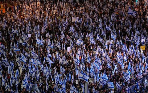 Demonstrierende protestieren in Tel Aviv gegen die geplante Justizreform. - Foto: Ohad Zwigenberg/AP
