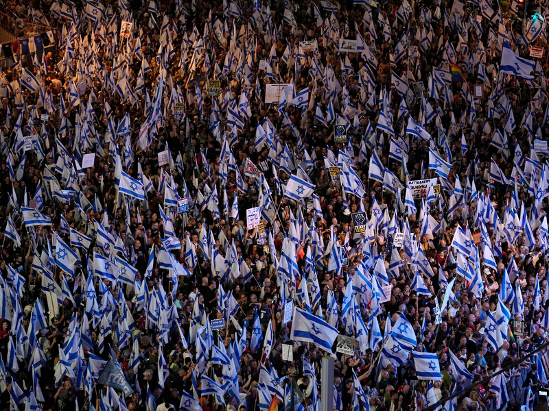 Demonstrierende protestieren in Tel Aviv gegen die geplante Justizreform. - Foto: Ohad Zwigenberg/AP