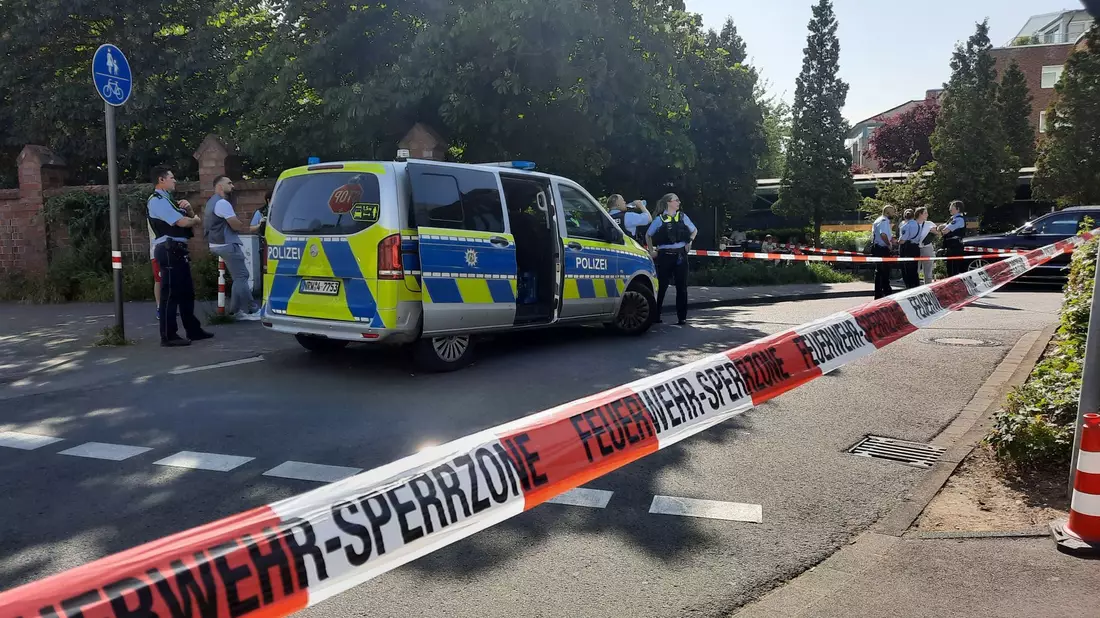 Markierungen der Polizei dokumentieren den Tatort in einem abgesperrten Bereich im Böcking-Park. - Bild: Sascha Thelen/dpa