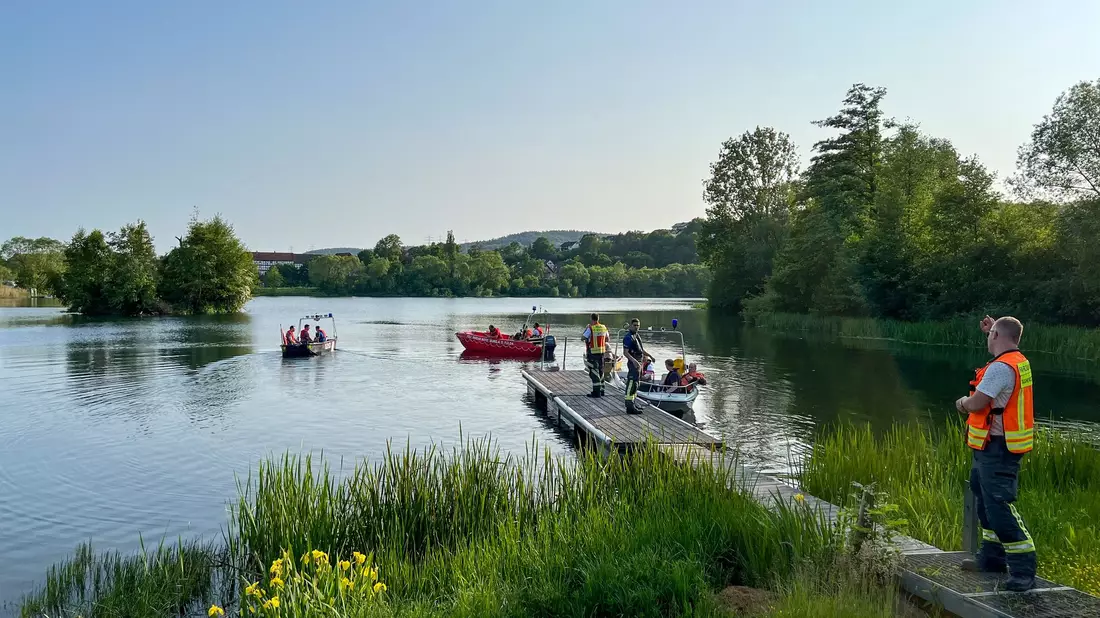 Feuerwehr und Rettungsdienste suchen am Breitenbacher See nach vermissten Jugendlichen. - Bild: Yuliya Krannich/TVNews-Hessen/dpa