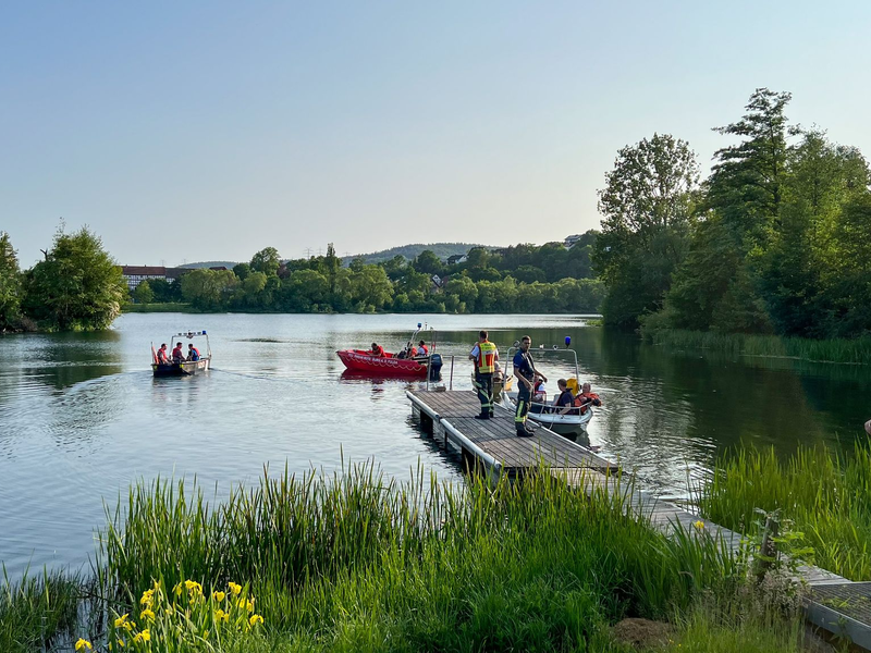 Feuerwehr und Rettungsdienste suchen am Breitenbacher See nach zwei vermissten Jugendlichen. - Foto: Yuliya Krannich/TVNews-Hessen/dpa
