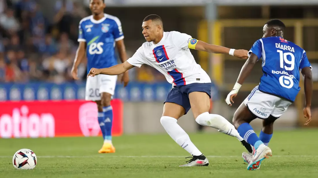 PSG um Superstar Kylian Mbappé (M.) reichte ein Remis in Straßburg. - Bild: Jean Francois Badias/AP