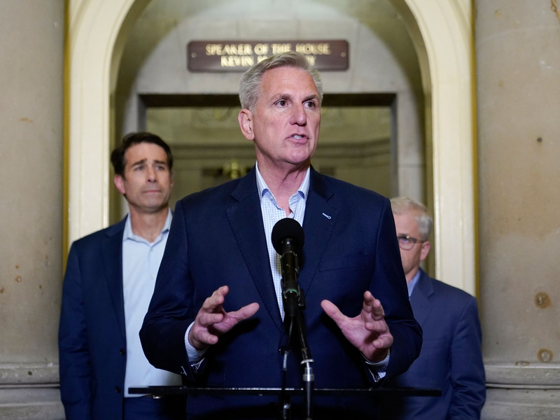 PrĂ€sentierte zusammen mit US-PrĂ€sident Joe Biden erst kĂŒrzlich einen Deal: Kevin McCarthy, Republikaner und Sprecher des US-ReprĂ€sentantenhauses. - Foto: Patrick Semansky/AP