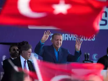 Der türkische Präsident Erdogan ist nach 20 Jahren an der Macht für weitere fünf Jahre im Amt bestätigt worden. - Foto: Khalil Hamra/AP