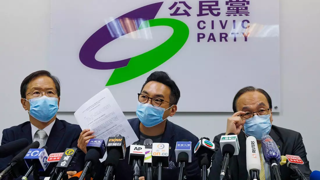 Mitglieder der pro-demokrtischen «Civic Party» während einer Pressekonferenz (Archivbild). - Bild: Kin Cheung/AP/dpa