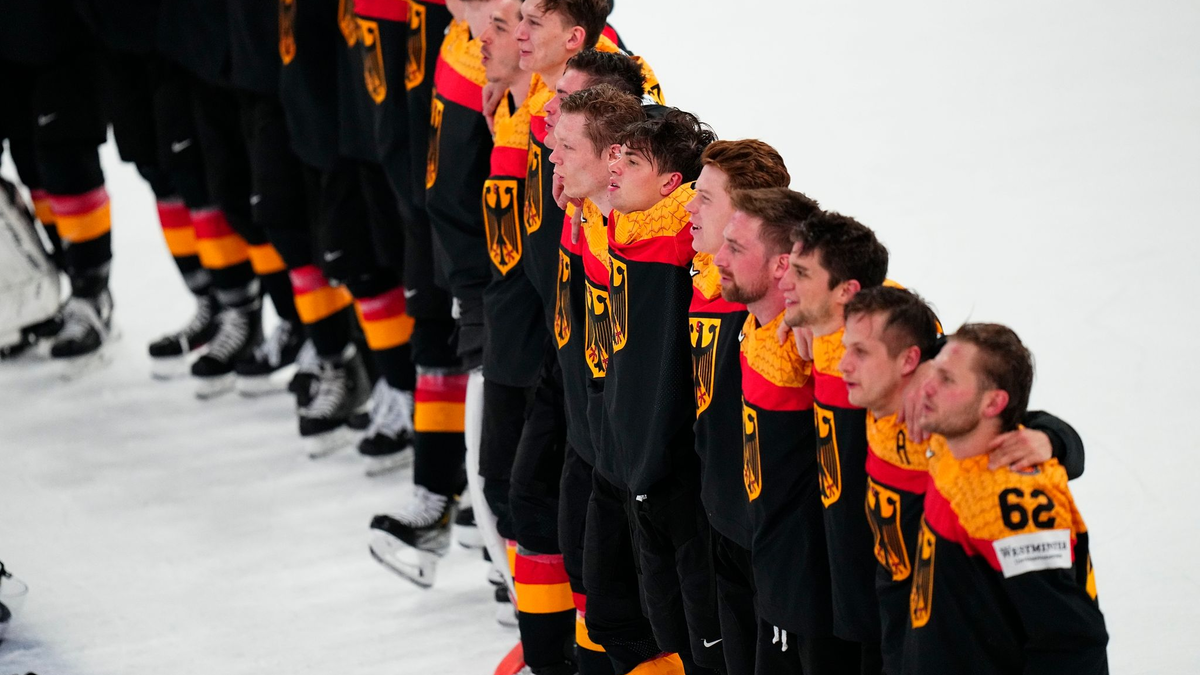 Das deutsche Eishockey-Team ist mindestens schon Vize-Weltmeister. - Foto: Pavel Golovkin/AP