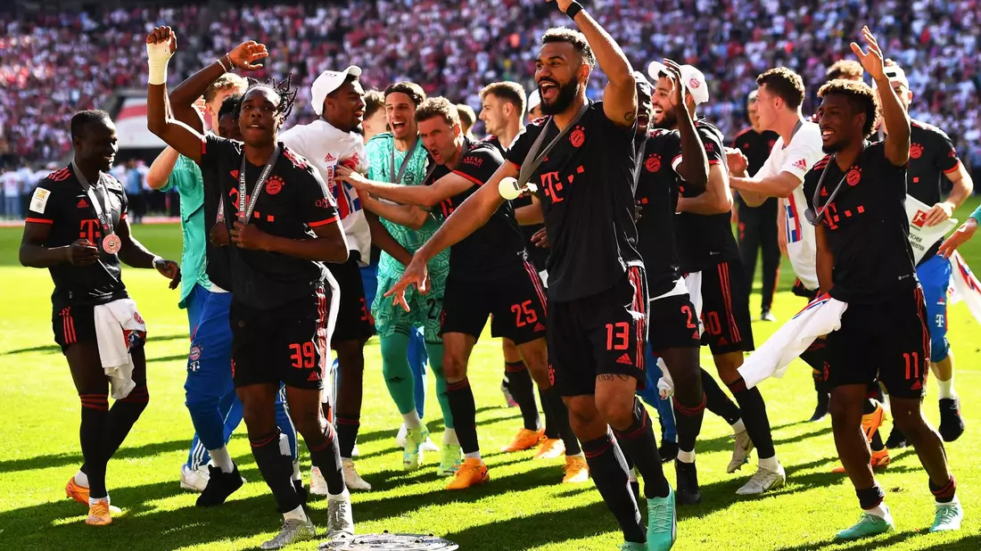 Bayerns Eric Maxim Choupo-Moting (M) und seine Teamkollegen jubeln. - Bild: Marius Becker/dpa