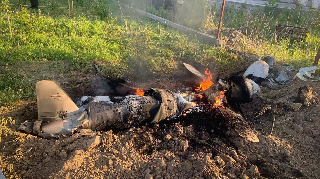 Auf diesem von der Pressestelle der ukrainischen Polizei zur Verfügung gestellten Foto sind nach einem nächtlichen Raketenangriff Mitte Mai in der Region Kiew Bruchstücke einer mutmaßlich russischen Rakete zu sehen, die vom ukrainischen Luftabwehrsystem abgeschossen wurde. - Bild: Uncredited/Ukrainian Police Press Office/AP/dpa