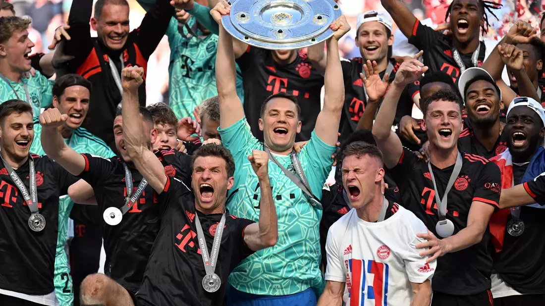 Die Bayern-Spieler feiern den Gewinn der 33. deutschen Meisterschaft. - Bild: Federico Gambarini/dpa
