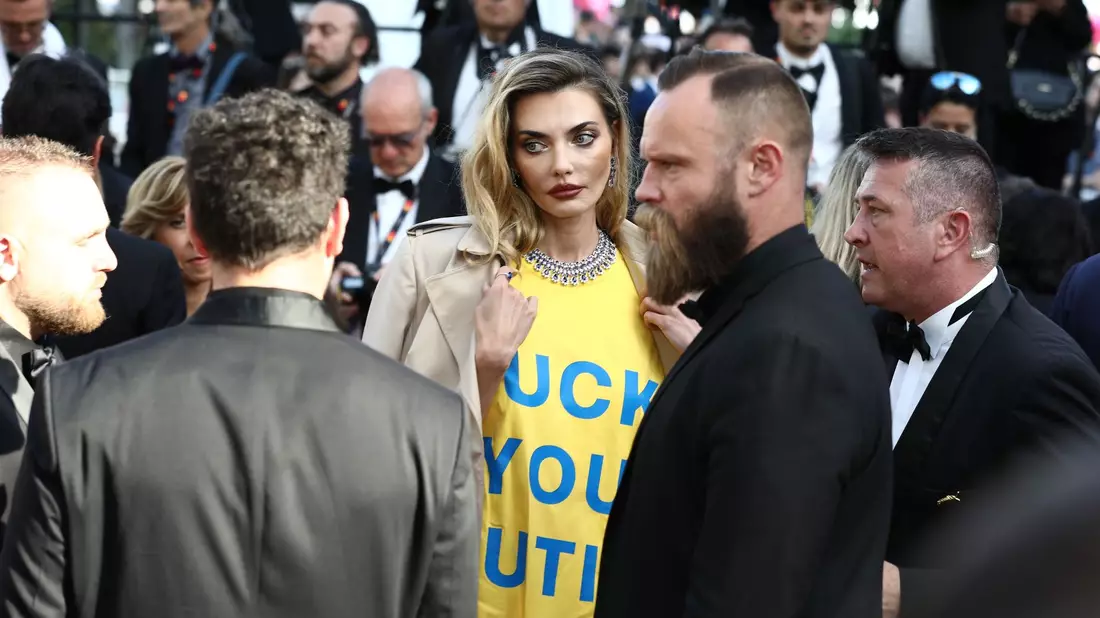 Alina Baikowa (M) trägt ein T-Shirt in den Farben der ukrainischen Flagge mit der Aufschrift «Fuck You Putin». - Bild: Mickael Chavet/ZUMA Press Wire/dpa