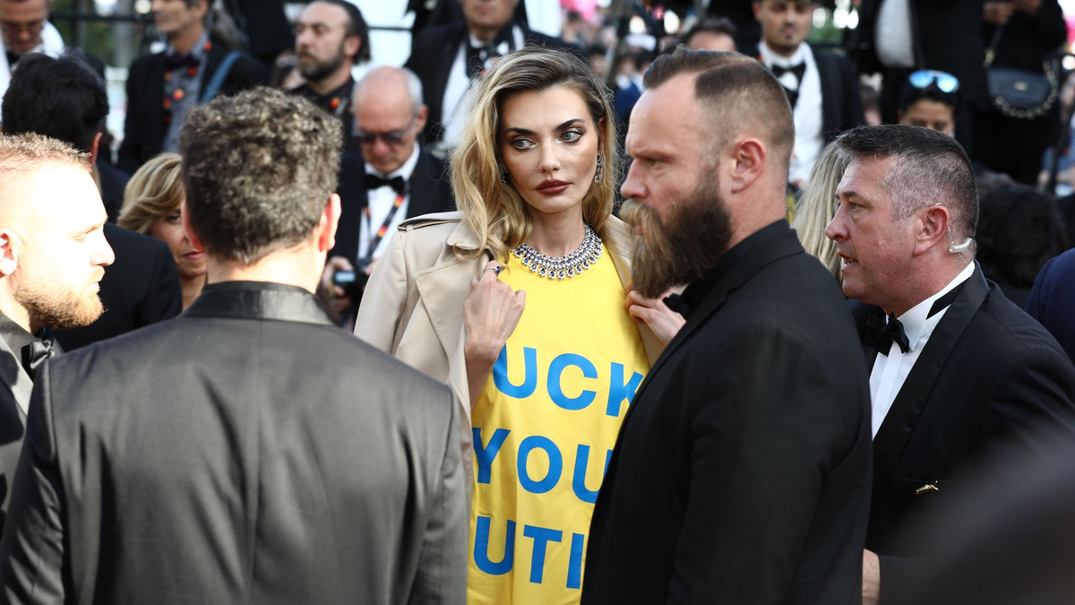 Alina Baikowa (M) trägt ein T-Shirt in den Farben der ukrainischen Flagge mit der Aufschrift «Fuck You Putin». - Foto: Mickael Chavet/ZUMA Press Wire/dpa