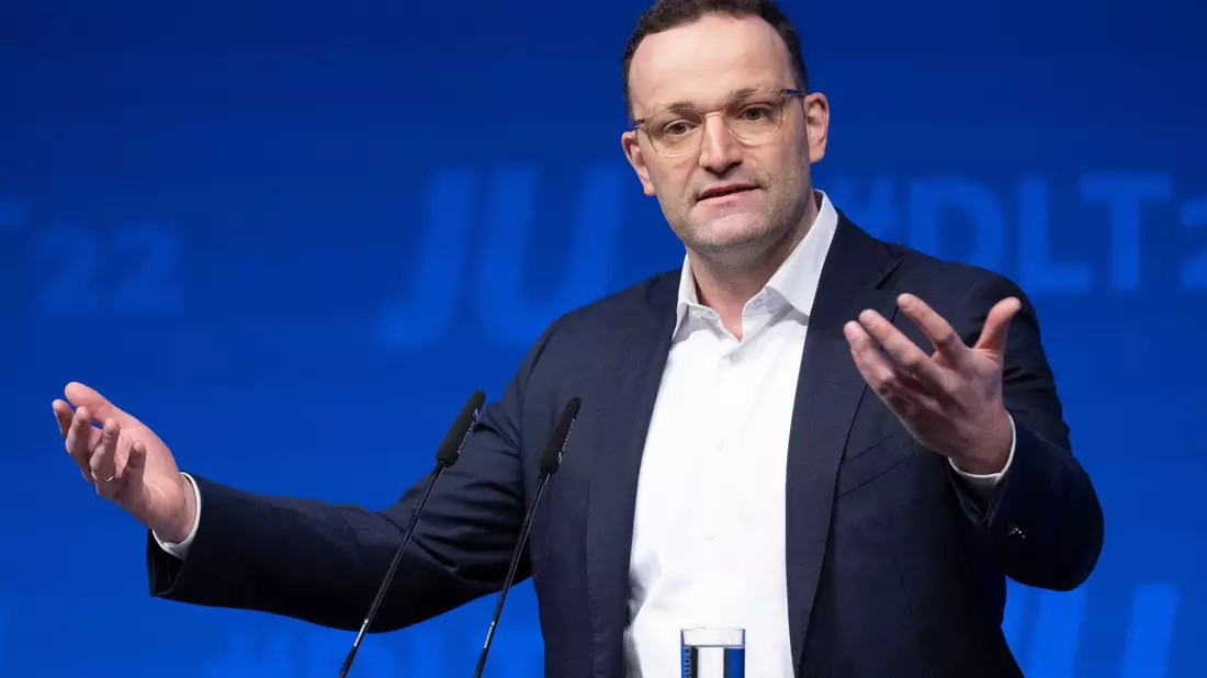 Unionsfraktionsvize Jens Spahn (CDU) möchte die «Rente mit 63» beenden. - Bild: Boris Roessler/dpa