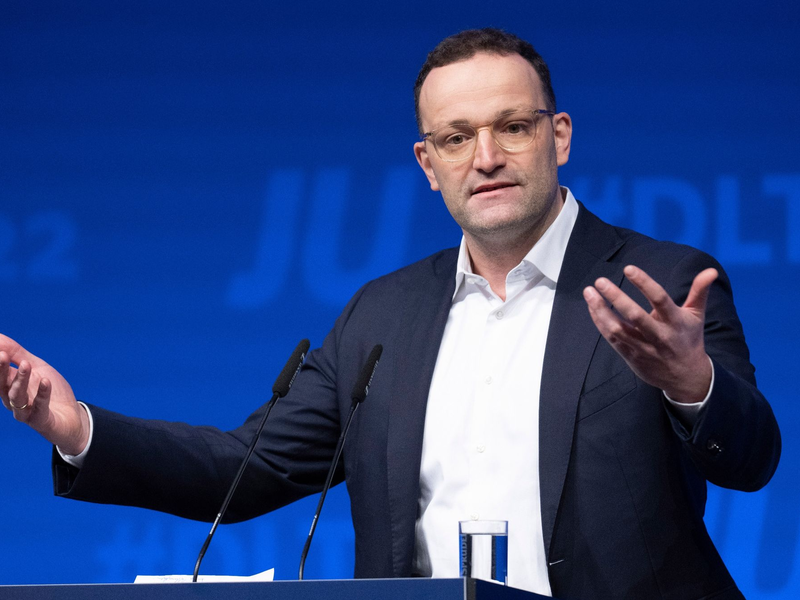 Unionsfraktionsvize Jens Spahn (CDU) möchte die «Rente mit 63» beenden. - Foto: Boris Roessler/dpa