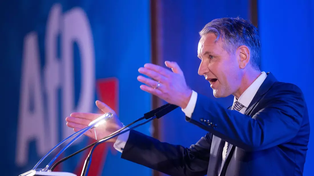 Der gewachsene Einfluss von Björn Höcke auf den Kurs der AfD ist dem DIMR zufolge ein Faktor für die ausgehende Gefahr der Partei. - Bild: Michael Reichel/dpa
