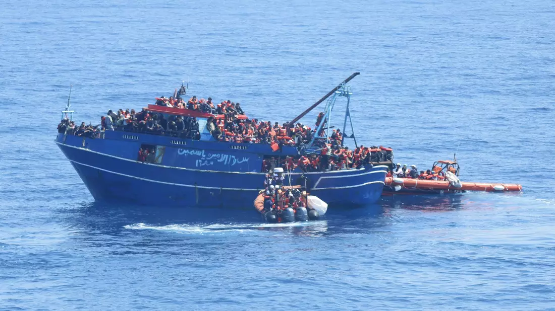 Die Crew der «Geo Barents» (nicht im Bild) holte mehr als 600 Menschen in einer dreistündigen Aktion an Bord - darunter viele Minderjährige. - Bild: -/MSF/dpa