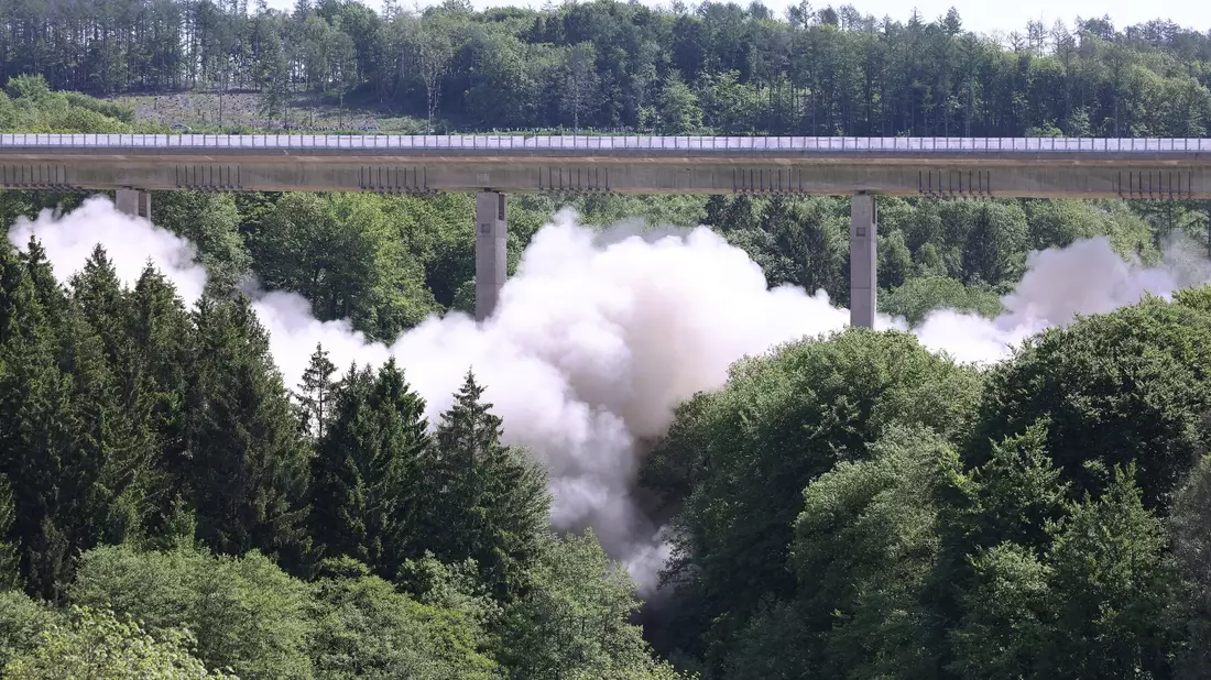 Eine große Staubwolke steigt bei der Sprengung des ersten Teilbauwerks der Sterbecke-Talbrücke auf. - Bild: David Young/dpa